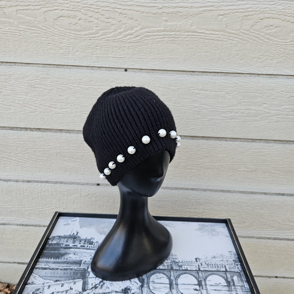 Banana Republic black knit ribbed beanie with faux pearls